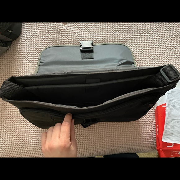 NWT lenovo laptop messenger max bag! - Picture 4 of 6